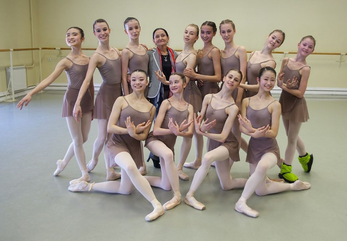 Tenues réglementaires de cours au sein de Mougins en Danse